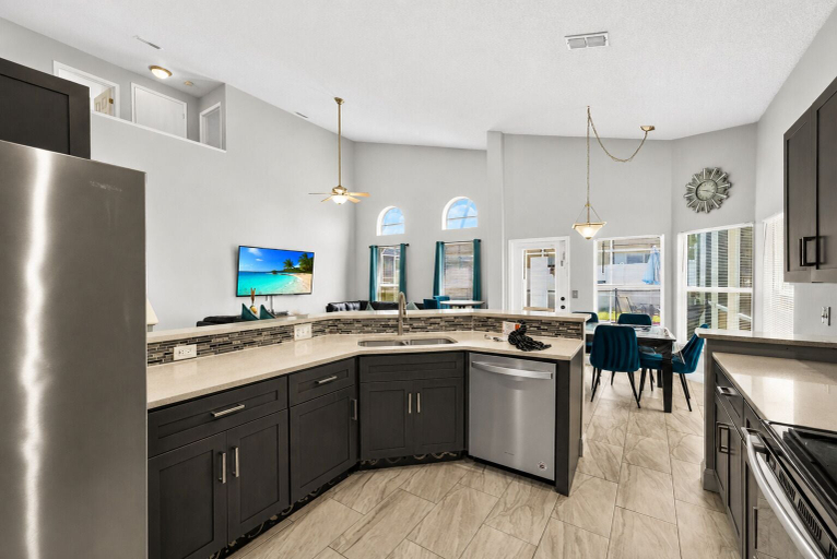 Private kitchen 5, Golden Light Retreat-spacious 5BR Pool Home Near Disney, Polk