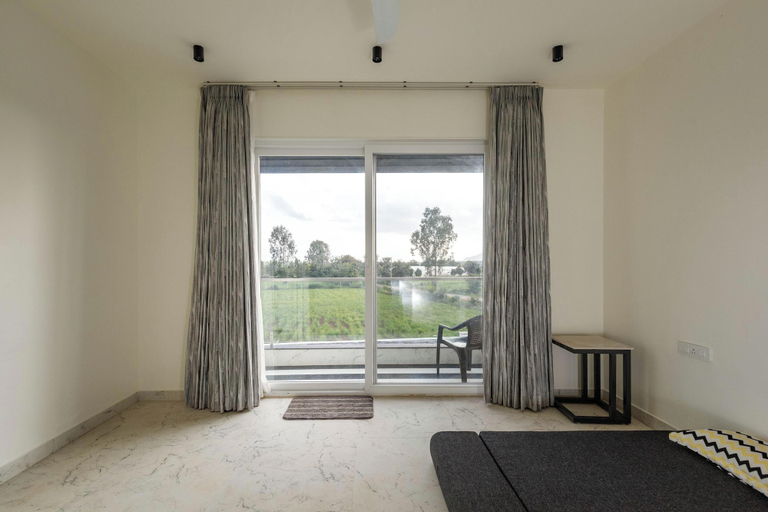 Room 3, Crystal Blue Villa by Stayjadeprivatepoolvegfood, Bangalore Rural