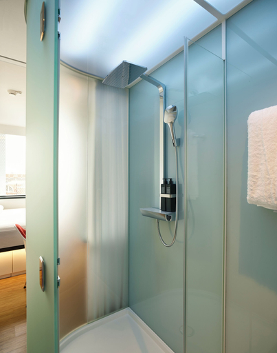 Bathroom 5, citizenM Boston North Station, Boston