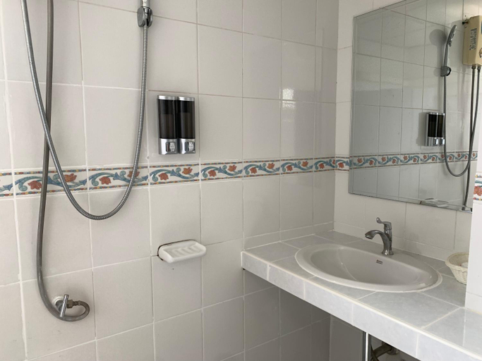 Bathroom, Kamalaburi Guesthouse, Phuket Island