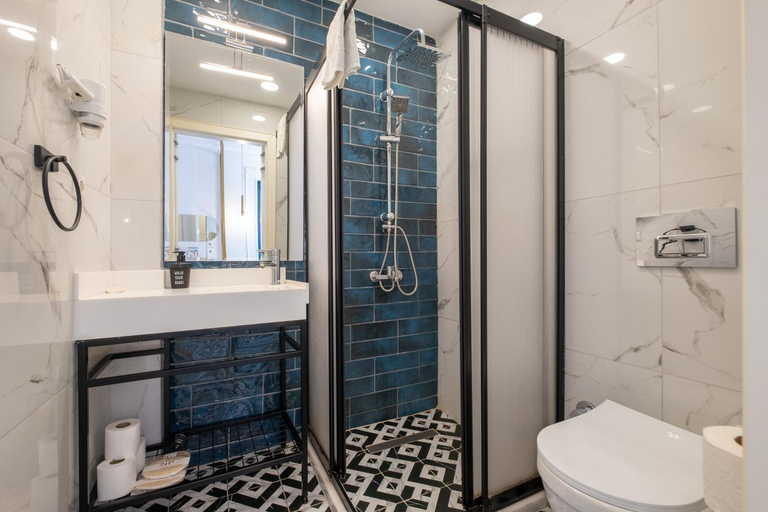 Bathroom 5, Megalos Galata Hotel, Beyoğlu