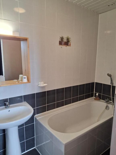 Bathroom 5, LOGIS HOTEL DES REMPARTS, Manche