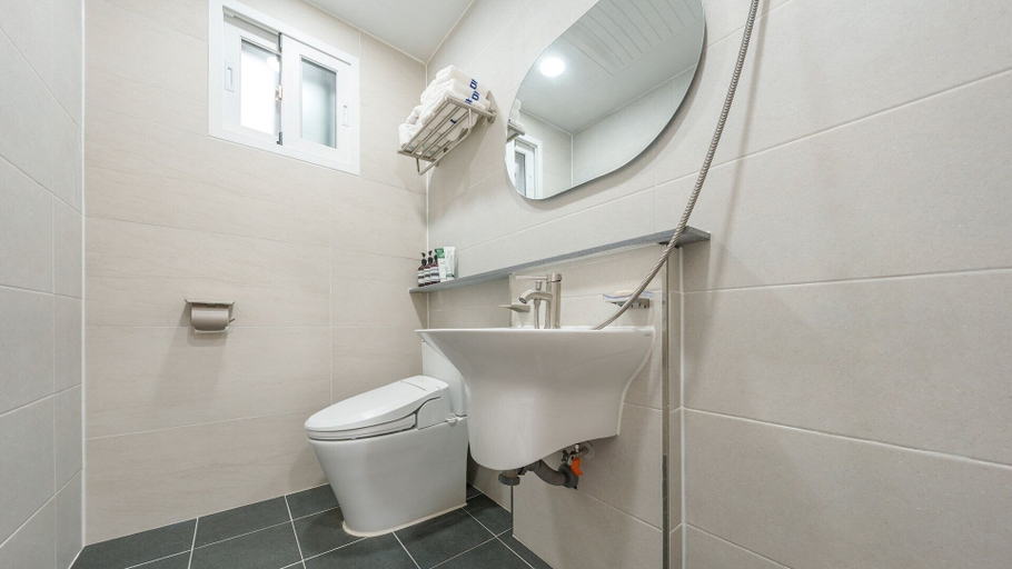 Bathroom 3, Ganghwa Mani Stay Pension, Ganghwa