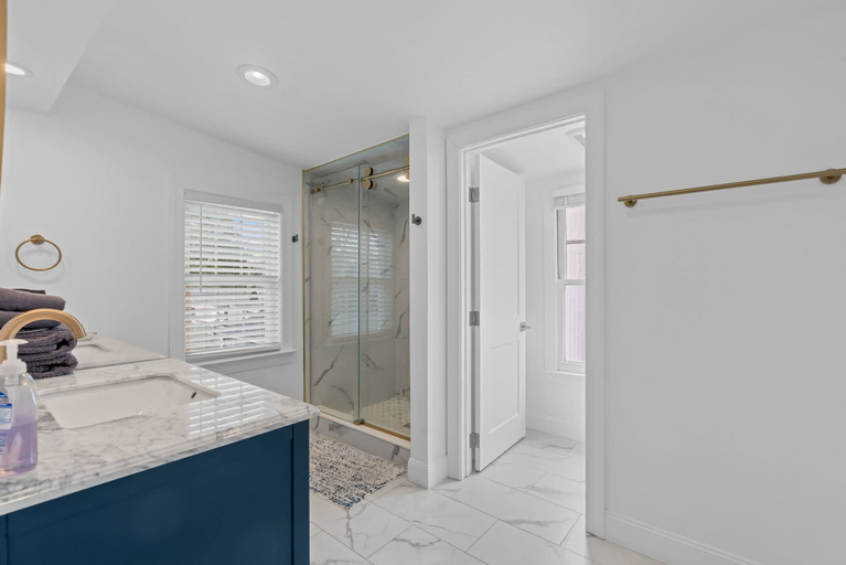 Room 5, Downtown Flat Walk to Dining Shops Sleeps 4, Talbot