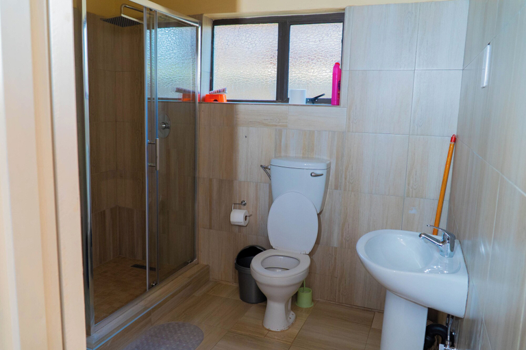 Bathroom 3, Spacious 3-bedroom House Rental Near Victoria Falls, Hwange