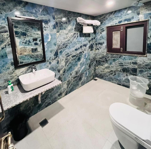 Bathroom 3, Hotel Baisaran Pahalgam, Anantnag
