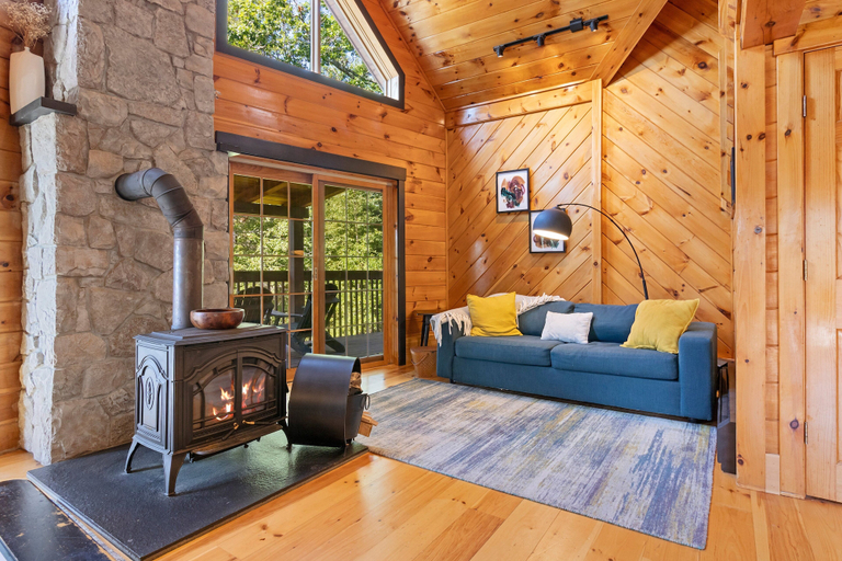 Living area 3, Stunning & Spacious Log Cabin in the Woods, Lincoln