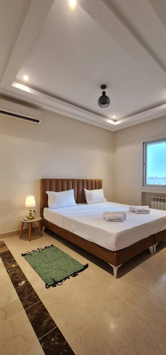 Room 4, Luxurious 3-bedroom Apartment in Heart of Tunis, Bouhaira