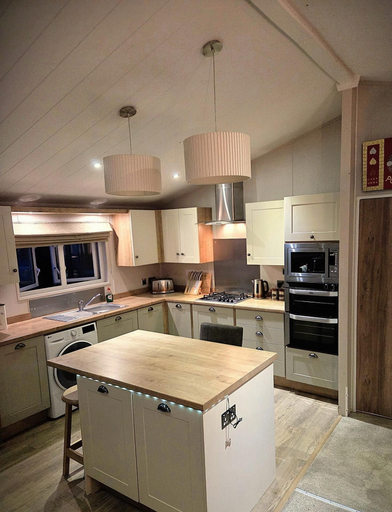 Private kitchen, Beautiful Lodge Sleeps 4 With Indoor Pool, Suffolk