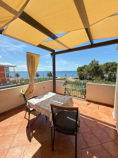4, L&L Apartments, Vir