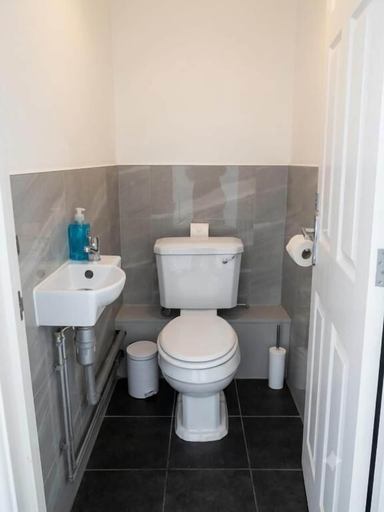 Bathroom 4, Brigstock Luxe Stay Modern 2-Bed Apartment, London
