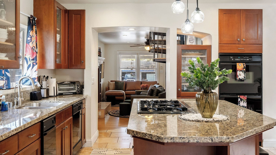 Interior 2, Backyard Vines on Olive by Avantstay Spa + BBQ + Big Backyard Walk to Downtown Paso, San Luis Obispo