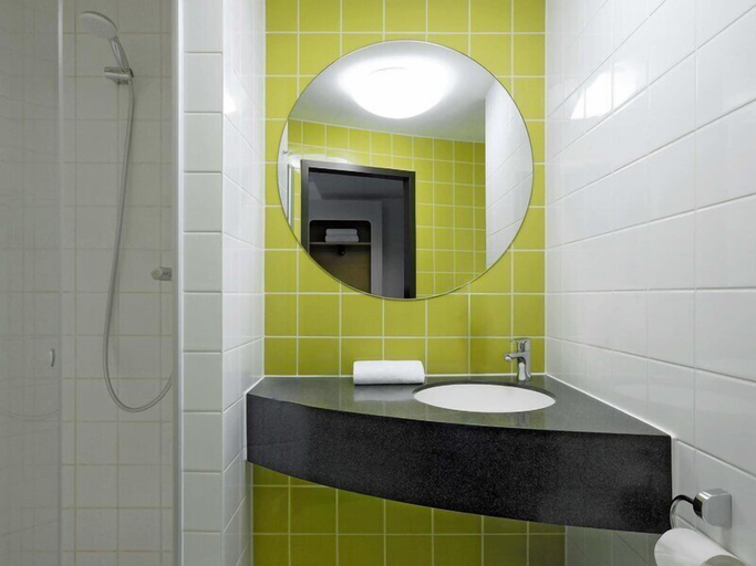 Bathroom 5, B&B Hotel Frankfurt City-Ost, Frankfurt am Main
