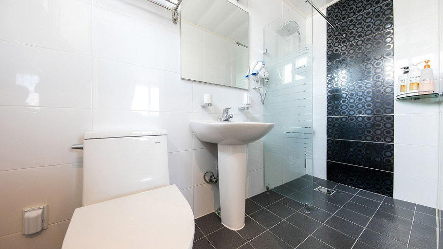 Bathroom 3, Gosung Christmas Pension, Goseong
