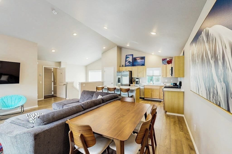 Interior 4, Cozy Mountainside Duplex Near Virgin Creek Trailhead, Anchorage