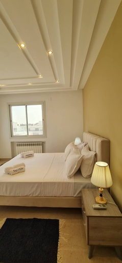 Room 2, Luxurious 3-bedroom Apartment in Heart of Tunis, Bouhaira