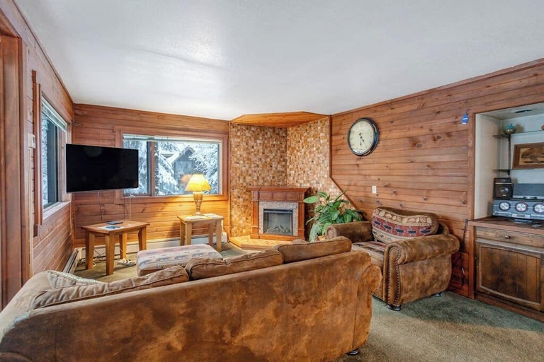 Interior 2, Quiet Apartment-above-garage a Block From Skiing, Anchorage