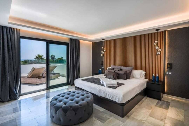 Room 3, Calle las camelias, Málaga