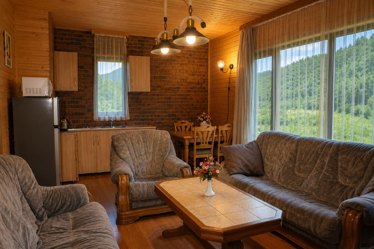 Others 4, Cottage Woodside, Mestia