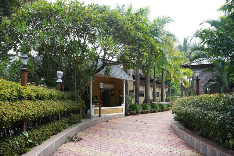 Property grounds 3, Anandvan Holiday Homes, Satara