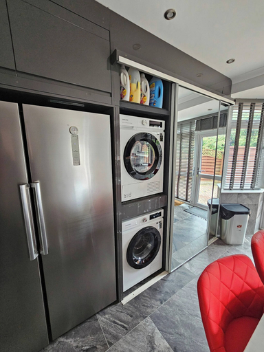 Laundry, Serene 5-bedroom House in Staines-upon-thames With Garden, Surrey