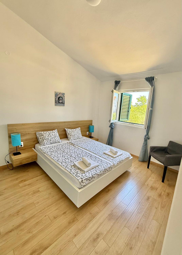 Others 4, L&L Apartments, Vir
