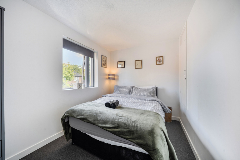 Room 4, London Home for 6 Plaistow Area - Transport Links, London