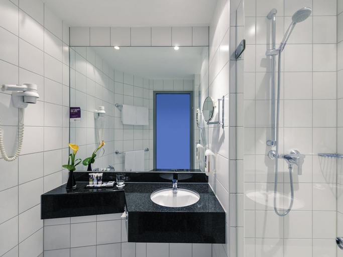 Bathroom 5, Mercure Hotel Frankfurt Eschborn Helfmann Park, Main-Taunus-Kreis