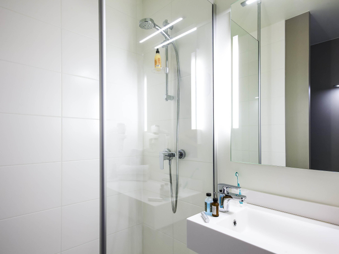 Bathroom 3, ibis Styles Mulhouse Centre Gare, Haut-Rhin
