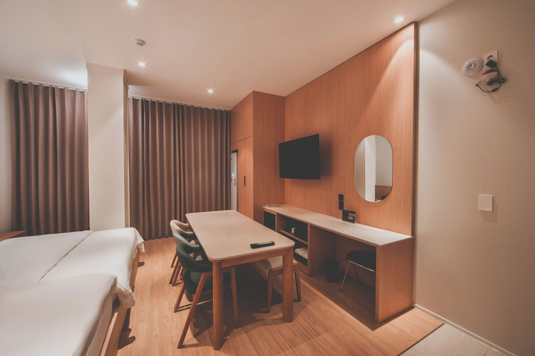 Bedroom 4, Hotel Insomnia, Buk