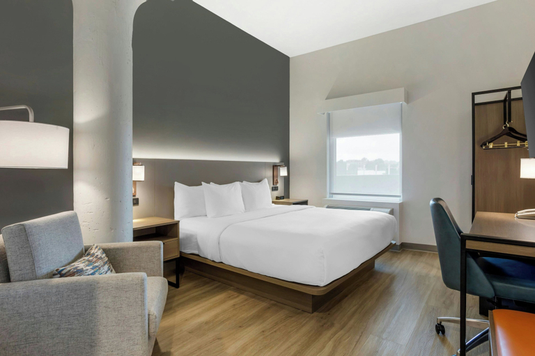 Bedroom 3, Four Points by Sheraton Newark Airport, Newark