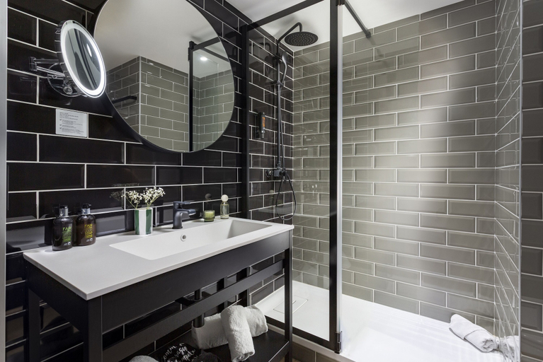 Bathroom 5, Appart'City Collection Genève Aéroport – Ferney Voltaire, Ain