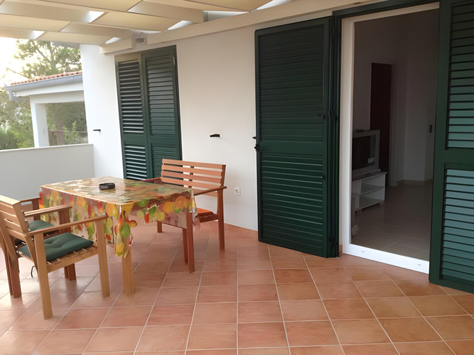 Interior view 3, L&L Apartments, Vir