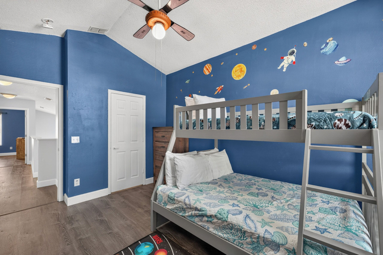 Room 3, Golden Light Retreat-spacious 5BR Pool Home Near Disney, Polk
