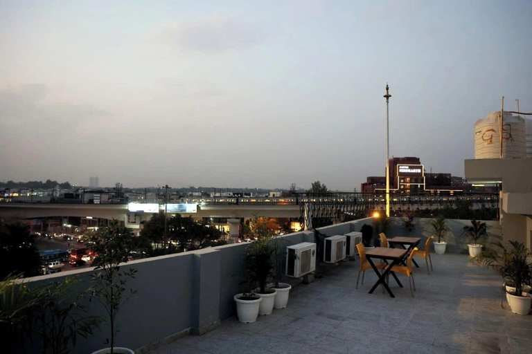 Outdoor dining, Vida Stays, Delhi