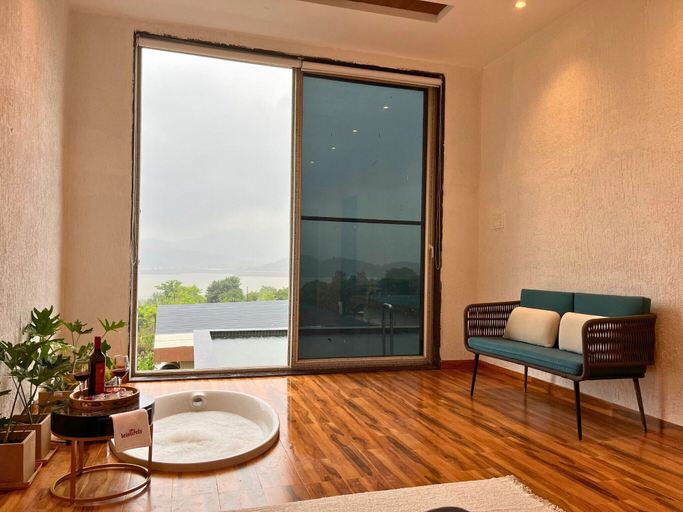 Interior, Coastal Lake, Pune