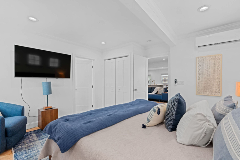 Room 3, Downtown Flat Walk to Dining Shops Sleeps 4, Talbot