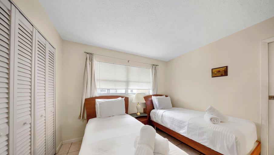 Room 5, Sunny Isles Beach 2BR - Pool Near Beach, Miami-Dade