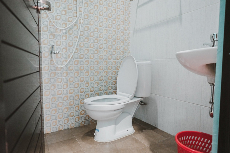 Bathroom 4, RedDoorz near RSUD Koja, North Jakarta