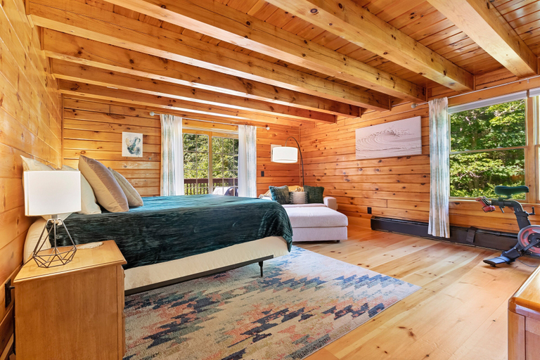 Room 5, Stunning & Spacious Log Cabin in the Woods, Lincoln