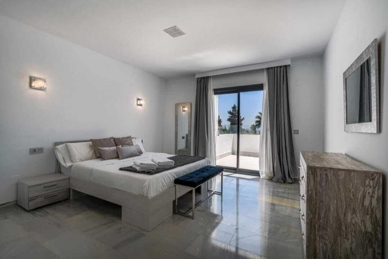 Room 2, Calle las camelias, Málaga