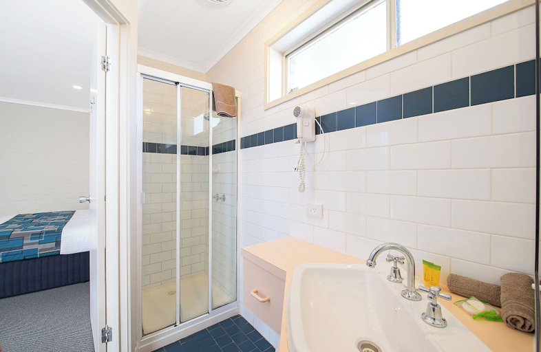 Bathroom 5, Apollo Bay Motel & Apartments, Colac-Otway - South