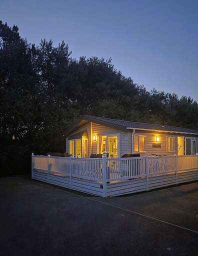 Exterior 4, Beautiful Lodge Sleeps 4 With Indoor Pool, Suffolk