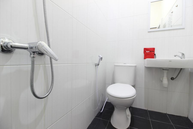 Bathroom 3, Akur Hotel Malioboro Mitra RedDoorz, Yogyakarta