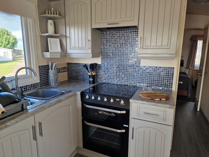 Private kitchen 2, Caravan Sleeps 6 With Parking, Norfolk