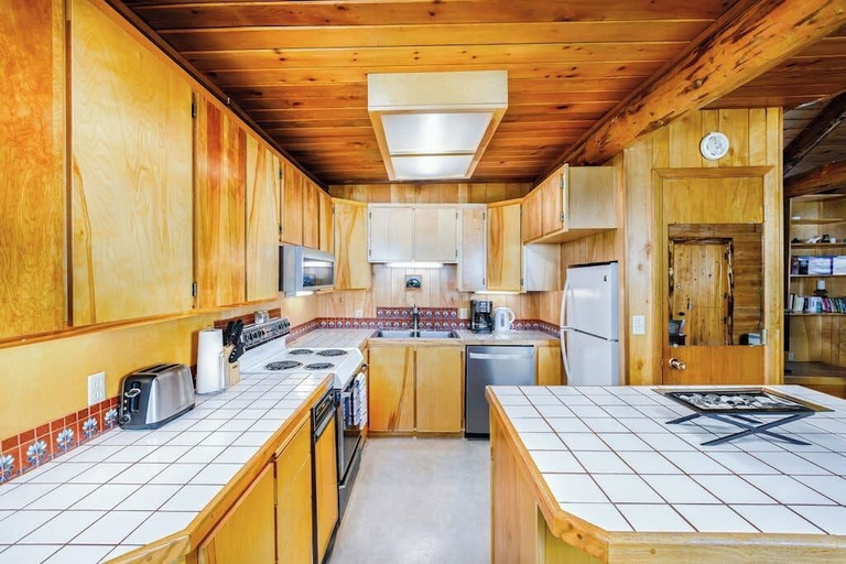 Interior 4, Classic Log Cabin w/ Expansive Deck Near Alyeska Base, Anchorage