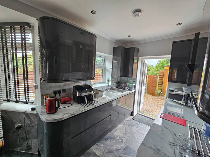 Private kitchen 2, Serene 5-bedroom House in Staines-upon-thames With Garden, Surrey