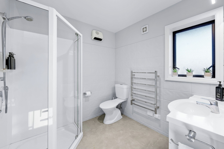 Bathroom 5, Myhub Holiday Park, Dunedin