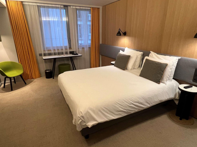 Bedroom 4, Hotel Mercure Paris 17 Batignolles, Paris