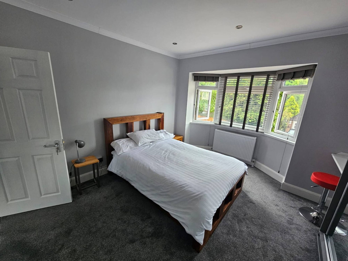 Room 4, Serene 5-bedroom House in Staines-upon-thames With Garden, Surrey